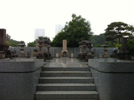 東京・護国寺内にある山田顕義の墓全景