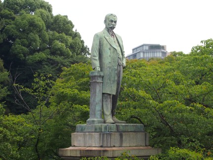 東京・九段下にある品川弥二郎像