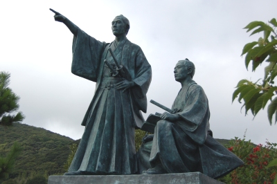 吉田松陰と金子重輔の像。題は「踏海の朝」