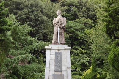 三島神社内に建立された吉田松陰の石像