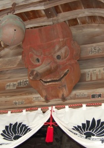 円政寺にある大きな天狗の面。