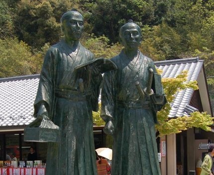 萩往還公園にある松下村塾門下生時代の品川弥二郎（左）と山田顕義（右）の銅像
